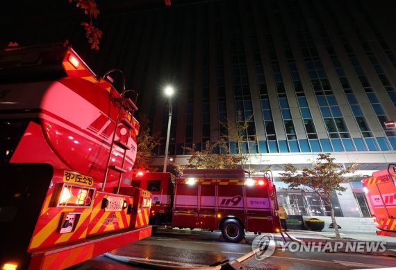 SK 판교 데이터센터 화재…카카오톡 등 복구 중 SK 판교 데이터센터 화재…카카오톡 등 복구 중 (성남=연합뉴스) 홍기원 기자 = 15일 오후 화재가 발생한 경기 성남시 분당구 삼평동 SK 판교 캠퍼스 A동에서 소방관들이 진화작업을 하고 있다. 이 불로 현재 카카오톡, 카카오 택시, 포털사이트 다음 등 통신 장애가 발생하고 있다. 2022.10.15 xanadu@yna.co.kr (끝)