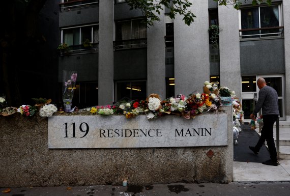 Flowers and messages are displayed outside the building where a 12-year-old schoolgirl Lola lived, who was brutally killed and whose body was stuffed in a trunk in the 19th district in Paris, France, October 18, 2022. REUTERS/Gonzalo Fuentes /REUTERS/뉴스1 /사진=뉴스1 외신화상