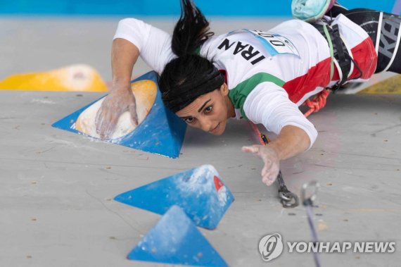 TOPSHOT - 경기하는 엘나즈 레카비 (Photo by Rhea KANG / INTERNATIONAL FEDERATION OF SPORT CLIMBING / AFP) / == RESTRICTED TO EDITORIAL USE - MANDATORY CREDIT "AFP PHOTO / HO /International Federation of Sport Climbing" - NO MARKETING NO ADVERTISING CAMPAIGNS - DISTRIBUTED AS A SERVICE TO CLIENTS ==