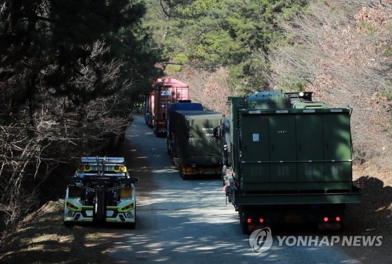 지난 2021년 12월 7일 오전 공군이 부산 해운대구 장산에 그린파인 레이더 설치하기 위해 관련 물자를 정산 부근으로 옮기고 있다. 공군 방공유도탄사령부와 해운대구 등에 따르면 공군은 이날 오전 6시께부터 해운대 장산 공군기지에 그린파인 레이더 설치 작업을 하고 있다. 사진=연합뉴스