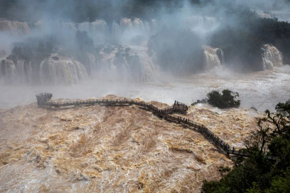 세계 3대 폭포 '이구아수', 폭우로 인한 섬뜩한 모습이...