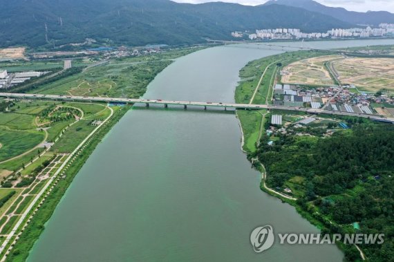 ▲부산시민들의 식수 원수를 취수하는 경남 물금·매리 취수장 인근 낙동강이 녹조로 초록색을 띠고 있다. 연합뉴스