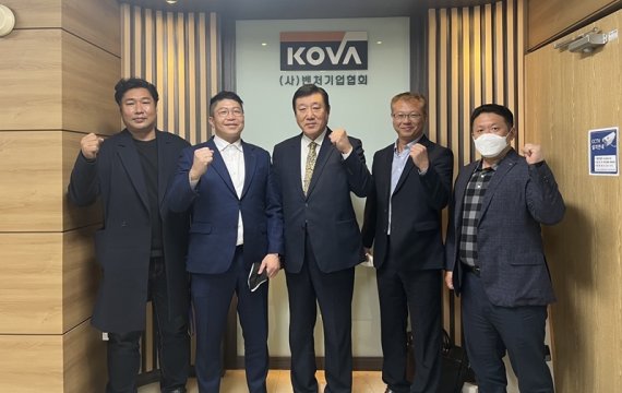 고도호 벤처기업협회 제주지회 협회장(왼쪽에서 두 번째) 등 관계자들이 기념사진을 찍고 있다.(벤처기업협회 제공)