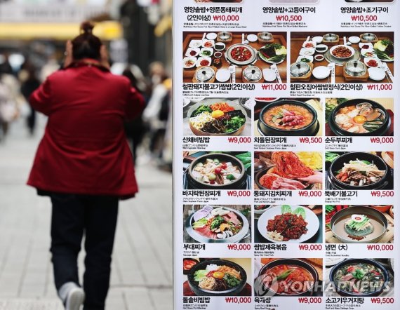 고물가 지속, 언제까지? 고물가 지속, 언제까지? (서울=연합뉴스) 임헌정 기자 = 한국은행이 7월에 이어 오는 12일 두 번째 빅 스텝(기준금리 0.50%포인트 인상)에 나설 것으로 예상된다. 소비자물가 상승률이 여전히 5%대 중반에 이르는 데다, 미국의 네 번째 자이언트 스텝(기준금리 0.75%포인트 인상)이 유력한 상황에서 한미 금리 격차가 1%포인트(p) 이상 벌어지면 환율·물가 상승 압력이 더 커지는 만큼 베이비스텝(기준금리 0.25%포인트 인상)으로 대응하기에 역부족이라는 게 전문가들의 진단이다. 사진은 10일 서울 중구