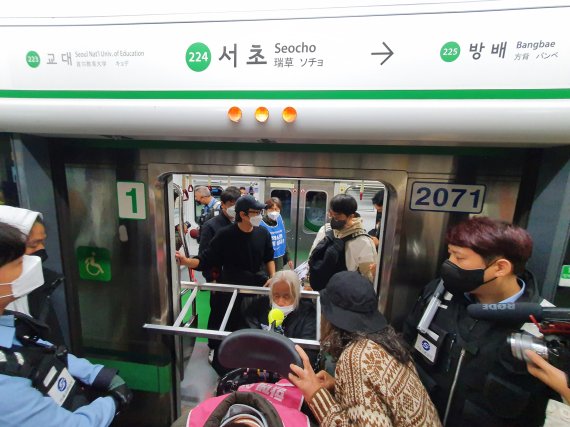 전국장애인차별철폐연대(전장연)의 지하철 승하차 시위로 서울 지하철 2호선이 약 68분간 지연돼 시민들이 불편을 겪었다. 2022.10.19./뉴스1 ⓒ News1 김정현 기자