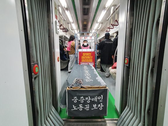 전장연 활동가들이 19일 지하철 2호선에서 장애인 이동권 보장을 요구하고 있다. 2022.10.19./뉴스1 ⓒ News1 김정현 기자
