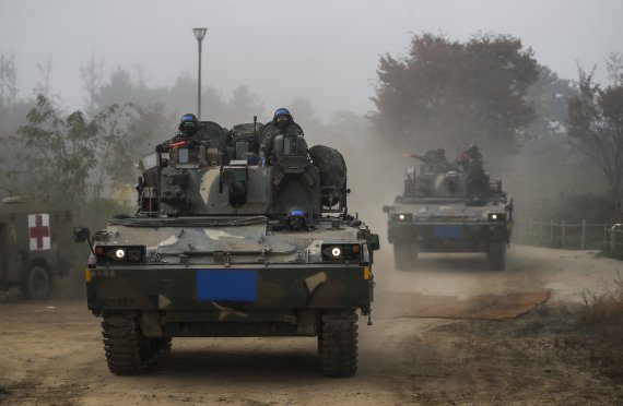 [여주=뉴시스] 정병혁 기자 = 18일 오전 경기 여주시 연양동 남한강 일대에서 호국훈련 일환으로 열린 한미연합 도하훈련에 앞서 K21 장갑차가 훈련장으로 들어오고 있다. 2022.10.19. jhope@newsis.com