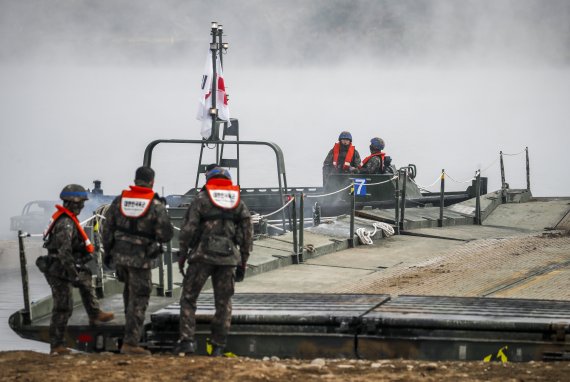 [여주=뉴시스] 정병혁 기자 = 18일 오전 경기 여주시 연양동 남한강 일대에서 호국훈련 일환으로 열린 한미연합 도하훈련에 앞서 군인들이 문교를 옮기고 있다. 2022.10.19. jhope@newsis.com