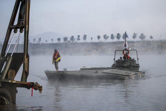 [여주=뉴시스] 정병혁 기자 = 18일 오전 경기 여주시 연양동 남한강 일대에서 호국훈련 일환으로 열린 한미연합 도하훈련에 앞서 군인들이 문교를 옮기고 있다. 2022.10.19. jhope@newsis.com