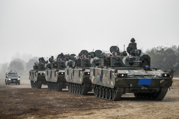 [여주=뉴시스] 정병혁 기자 = 18일 오전 경기 여주시 연양동 남한강 일대에서 호국훈련 일환으로 열린 한미연합 도하훈련에 앞서 K21 장갑차가 훈련장에서 대기하고 있다. 2022.10.19. jhope@newsis.com