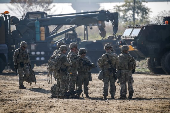 [여주=뉴시스] 정병혁 기자 = 18일 오전 경기 여주시 연양동 남한강 일대에서 호국훈련 일환으로 열린 한미연합 도하훈련에 앞서 미군들이 준비를 하고 있다. 2022.10.19. jhope@newsis.com