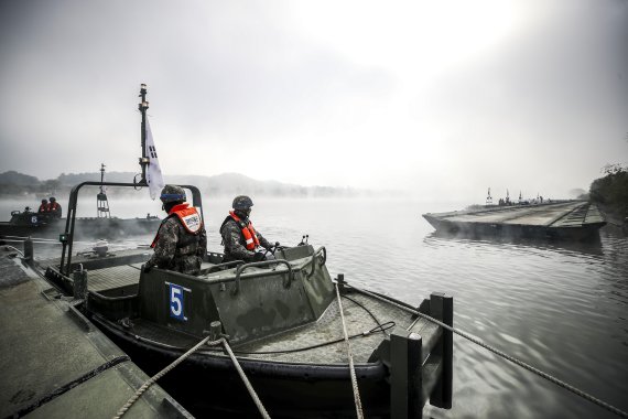[여주=뉴시스] 정병혁 기자 = 18일 오전 경기 여주시 연양동 남한강일에서 호국훈련 일환으로 열린 한미연합 도하훈련에 앞서 군인들이 훈련 준비를 하고 있다. 2022.10.19. jhope@newsis.com