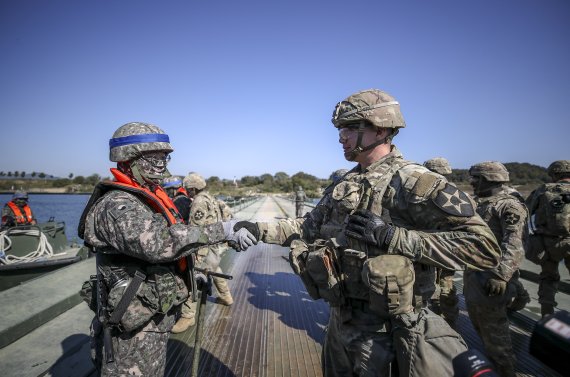 [여주=뉴시스] 정병혁 기자 = 19일 오후 경기 여주시 연양동 남한강 일대에서 호국훈련 일환으로 열린 한미연합 도하훈련에서 제7기동군단 11사단, 한미연합사단 예하 미군 11공병대대 장병들이 부교를 설치를 마친 뒤 악수하고 있다. 2022.10.19. jhope@newsis.com