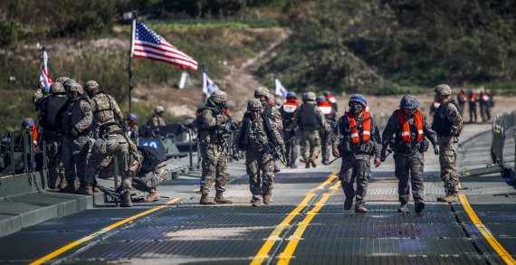 [여주=뉴시스] 정병혁 기자 = 19일 오후 경기 여주시 연양동 남한강 일대에서 호국훈련 일환으로 열린 한미연합 도하훈련에서 제7기동군단 11사단, 한미연합사단 예하 미군 11공병대대 장병들이 부교를 설치하고 있다. 2022.10.19. jhope@newsis.com