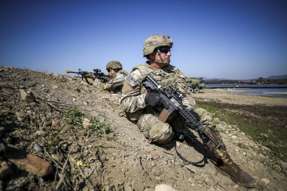 [여주=뉴시스] 정병혁 기자 = 19일 오후 경기 여주시 연양동 남한강 일대에서 호국훈련 일환으로 열린 한미연합 도하훈련에서 미군들이 사주경계를 하고 있다. 2022.10.19. jhope@newsis.com