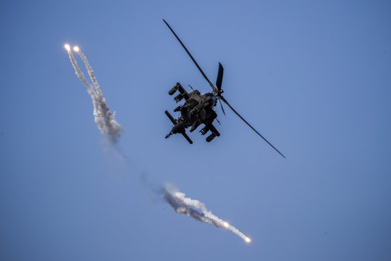 [여주=뉴시스] 정병혁 기자 = 19일 오후 경기 여주시 연양동 남한강 일대에서 호국훈련 일환으로 열린 한미연합 도하훈련에서 아파치 헬기가 플레어를 쏘고 있다. 2022.10.19. jhope@newsis.com