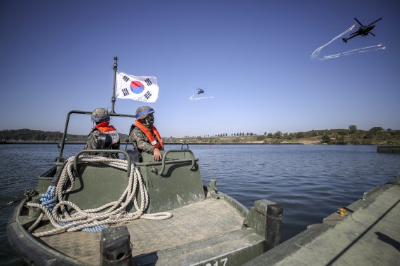 [여주=뉴시스] 정병혁 기자 = 19일 오후 경기 여주시 연양동 남한강 일대에서 호국훈련 일환으로 열린 한미연합 도하훈련에서 아파치 헬기가 플레어를 쏘고 있다. 2022.10.19. jhope@newsis.com
