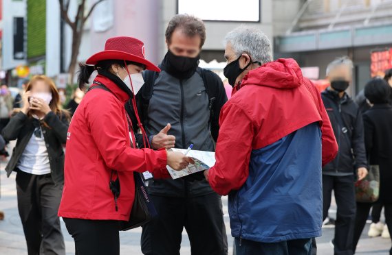 리오프닝(경제활동 재개) 분위기에 홍대나 명동 지역 호텔의 외국인 투숙객 비중이 늘어나고 있는 가운데 지난 19일 오후 서울 중구 명동에서 관광안내 직원들이 외국인 관광객들에게 길을 알려주고 있다. /연합뉴스