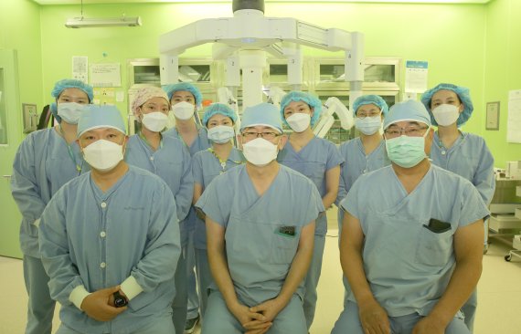 사진 앞쪽 왼쪽부터 산부인과 김휘곤, 송용중 교수, 외과 이상수 교수. *재판매 및 DB 금지