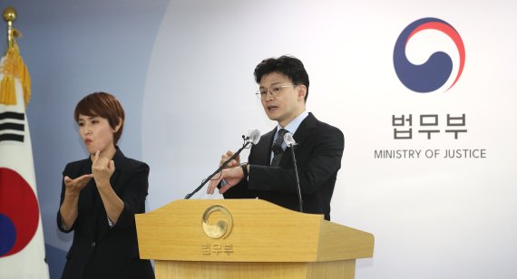 [과천=뉴시스] 김금보 기자 = 한동훈 법무부 장관이 19일 오후 경기도 정부과천청사 법무부 브리핑실에서 '스토킹범죄의 처벌 등에 관한 법률 및 전자장치 부착 등에 관한 법률' 개정안 입법예고 관련 브리핑을 하고 있다. 2022.10.19. kgb@newsis.com