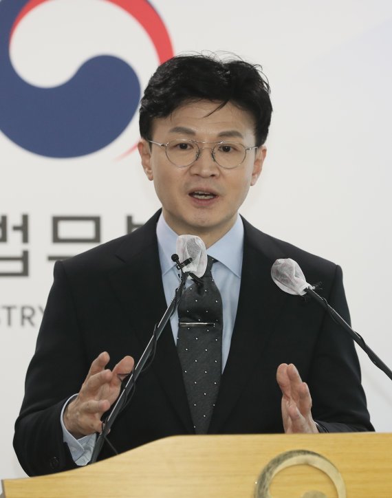 [과천=뉴시스] 김금보 기자 = 한동훈 법무부 장관이 19일 오후 경기도 정부과천청사 법무부 브리핑실에서 '스토킹범죄의 처벌 등에 관한 법률 및 전자장치 부착 등에 관한 법률' 개정안 입법예고 관련 브리핑을 하고 있다. 2022.10.19. kgb@newsis.com