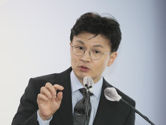 [과천=뉴시스] 김금보 기자 = 한동훈 법무부 장관이 19일 오후 경기도 정부과천청사 법무부 브리핑실에서 '스토킹범죄의 처벌 등에 관한 법률 및 전자장치 부착 등에 관한 법률' 개정안 입법예고 관련 브리핑을 하고 있다. 2022.10.19. kgb@newsis.com