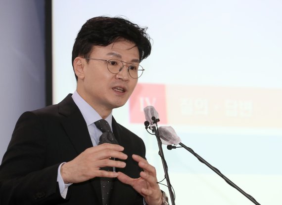 [과천=뉴시스] 김금보 기자 = 한동훈 법무부 장관이 19일 오후 경기도 정부과천청사 법무부 브리핑실에서 열린 '스토킹범죄의 처벌 등에 관한 법률 및 전자장치 부착 등에 관한 법률' 개정안 입법예고 관련 브리핑에서 취재진 질문에 답하고 있다. 2022.10.19. kgb@newsis.com