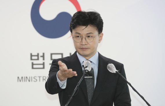 [과천=뉴시스] 김금보 기자 = 한동훈 법무부 장관이 19일 오후 경기도 정부과천청사 법무부 브리핑실에서 열린 '스토킹범죄의 처벌 등에 관한 법률 및 전자장치 부착 등에 관한 법률' 개정안 입법예고 관련 브리핑에서 질문자를 지정하고 있다. 2022.10.19. kgb@newsis.com