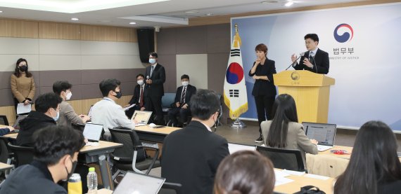 [과천=뉴시스] 김금보 기자 = 한동훈 법무부 장관이 19일 오후 경기도 정부과천청사 법무부 브리핑실에서 열린 '스토킹범죄의 처벌 등에 관한 법률 및 전자장치 부착 등에 관한 법률' 개정안 입법예고 관련 브리핑에서 취재진 질문에 답하고 있다. 2022.10.19. kgb@newsis.com