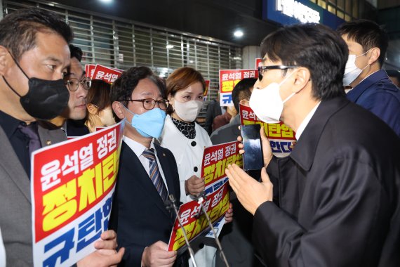 더불어민주당 박범계 윤석열정권정치탄압대책위원장과 의원들이 19일 서울 여의도 중앙당사 앞에서 민주연구원 압수수색에 나선 검찰 관계자들과 대치하고 있다. 공동취재사진, 뉴시스.