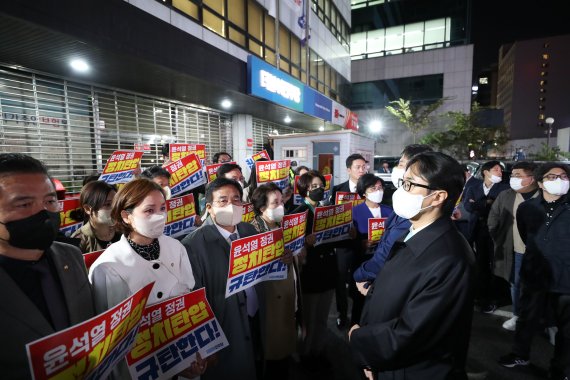 민주당사 압수수색에 멈춰버린 국감.. 野 "바닥난 尹 지지율에 정치쇼"