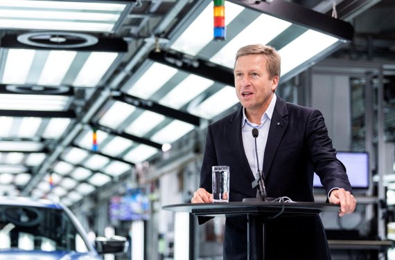 독일 BMW그룹이 19일(현지시간) 미국에 17억달러를 들여 전기차 설비를 짓겠다고 밝혔다. 올리버 집스 BMW 최고경영자(CEO)가 1월 20일 독일 뮌헨 공장에서 연설하고 있다. 로이터연합
