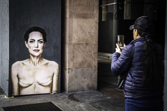 이탈리아 밀라노 중심부인 산 바빌라 광장에 등장한 앤젤리나 졸리 벽화. 출처=이탈리아 안사(ANSA) 통신