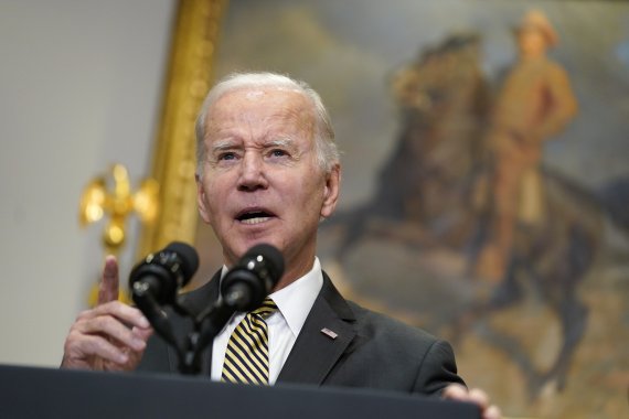 조 바이든 미국 대통령이 19일(현지시간) 전기차 배터리 산업에 28억달러를 투자하기로 했다고 밝혔다. 바이든이 이날 워싱턴 백악관 루스벨르룸에서 열린 한 행사에 참석해 연설하고 있다. AP뉴시스