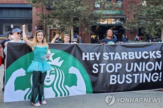 노조 결성을 주장하는 스타벅스 매장 직원들 FILE PHOTO: Starbucks employees who support unionization protest in the company's hometown ahead of Investor Day, in Seattle, Washington, U.S. September 12, 2022. REUTERS/Hilary Russ/File Photo