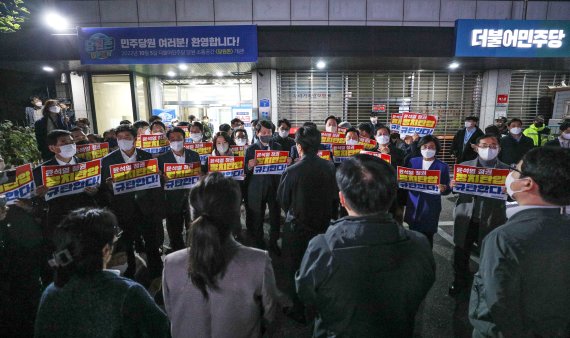 더불어민주당 의원 및 당직자들이 19일 밤 서울 여의도 중앙당사 앞에서 민주연구원 압수수색에 나선 검찰 관계자들과 대치하고 있다. 사진=뉴스1