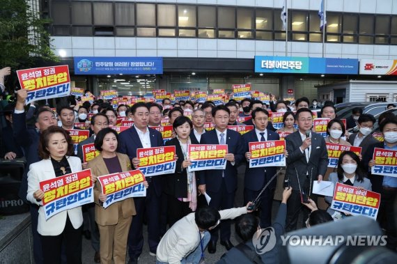 더불어민주당 의원들이 지난 19일 서울 여의도 중앙당사 앞에서 검찰의 민주연구원 압수수색 시도를 규탄하는 피켓팅을 하고 있다. /사진=연합뉴스