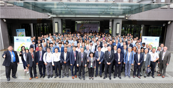 지난 2018년 타이완에서 열린 '아시아 해양재생에너지 컨퍼런스' 참석자들의 기념 촬영 장면. 사진=부산관광공사 제공