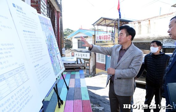 김동근 의정부시장 19일 빼벌마을 개조현장 점검. 사진제공=의정부시