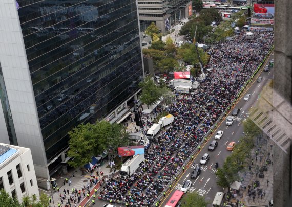 한글날 연휴 마지막 날인 10일 서울 종로구 세종대로 동화면세점 일대에서 자유통일당 등 보수단체 주최로 '자유통일을 위한 천만서명 국민대회' 집회가 진행되고 있다. 2022.10.10/뉴스1 ⓒ News1 이동해 기자 /사진=뉴스1