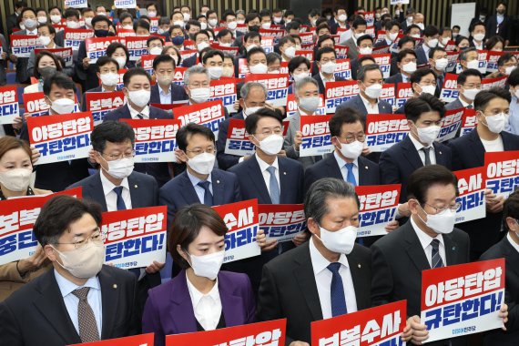 [서울=뉴시스] 김선웅 기자 = 이재명 대표 등 더불어민주당 의원들이 20일 서울 여의도 국회에서 열린 더불어민주당 긴급 의원총회에서 피켓을 들고 야당탄압 규탄 및 보복수사 중단을 촉구하고 있다. (공동취재사진) 2022.10.20. photo@newsis.com /사진=뉴시스