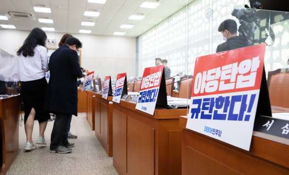 더불어민주당 관계자들이 20일 오전 서울 여의도 국회에서 열린 농림축산식품해양수산위원회의 농림축산식품부 등에 대한 종합감사에서 ‘야당탄압 규탄’ 구호가 적힌 피켓을 자리에 붙이고 있다. 사진=뉴스1화상