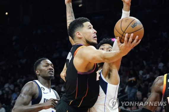 피닉스 선스의 에이스 데빈 부커 Phoenix Suns guard Devin Bookee drives past Dallas Mavericks center Christian Wood, right, and forward Dorian Finney-Smith, left, during the second half of an NBA basketball game in Phoenix, Wednesday, Oct. 19, 2022. The Suns won 107-105. (AP Photo/Ross D. Franklin)