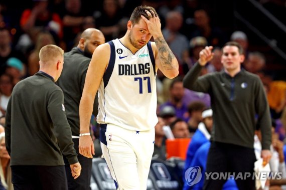 개막 경기에서 패한 댈러스의 루카 돈치치 Oct 19, 2022; Phoenix, Arizona, USA; Dallas Mavericks guard Luka Doncic (77) reacts during the fourth quarter against the Phoenix Suns at Footprint Center. Mandatory Credit: Mark J. Rebilas-USA TODAY Sports