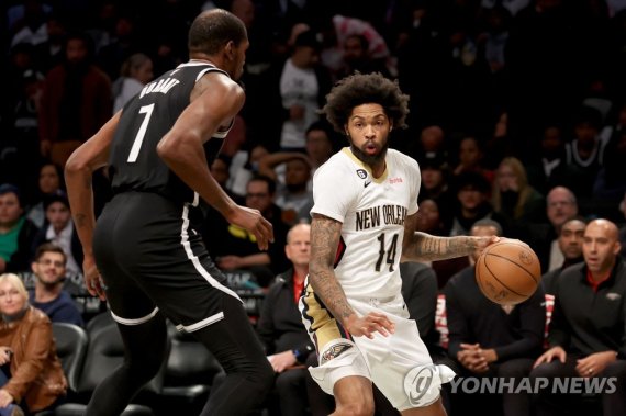 케빈 듀랜트와 브랜던 잉그램 Oct 19, 2022; Brooklyn, New York, USA; New Orleans Pelicans forward Brandon Ingram (14) controls the ball against Brooklyn Nets forward Kevin Durant (7) during the third quarter at Barclays Center. Mandatory Credit: Brad Penner-USA TODAY Sports