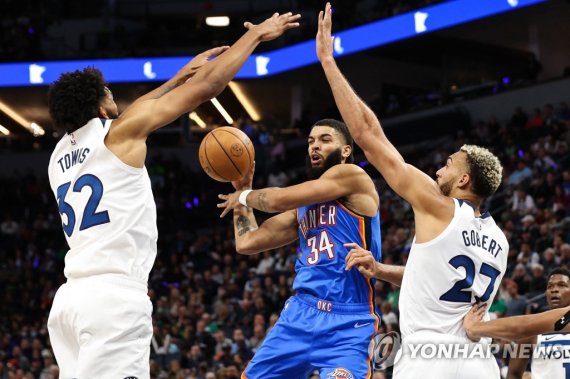 미네스타 유니폼을 입은 뤼디 고베르 Oct 19, 2022; Minneapolis, Minnesota, USA; Oklahoma City Thunder forward Kenrich Williams (34) looks to pass while Minnesota Timberwolves center Karl-Anthony Towns (32) and center Rudy Gobert (27) defend during the second quarter at Target Center. Mandatory Credit: Matt Krohn-USA