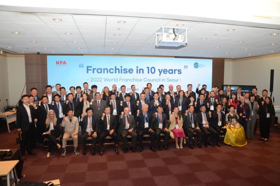 20일 '2022 IFS프랜차이즈서울 하반기' 박람회 개막식에 참석한 주요 관계자들이 기념사진을 찍었다. 한국프랜차이즈산업협회 제공.