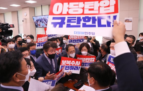 기동민 국회 법제사법위원회 더불어민주당 간사가 20일 서울 여의도 국회에서 열린 법제사법위원회의 대검찰청에 대한 국정감사에서 김도읍 위원장이 감사를 강행하자 야당 의원들과 함께 항의하고 있다. 사진=뉴스1화상