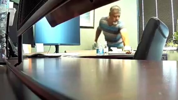 여성 직원 생수병에 소변 테러한 건물 관리인 루시오 카타리노 디아즈. (유튜브 갈무리)