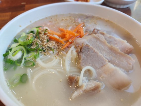 제주산 당근이 고명으로 올라간 것이 특징인 국수마당 본점의 고기국수./뉴스1